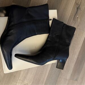 Women’s NineWest Navy Blue Leather Low heeled boots size- 9